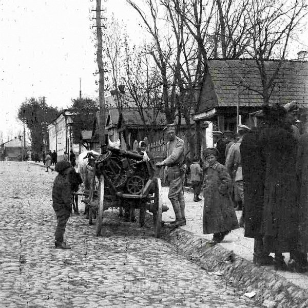 Ilustracja-39 Pojazd wojskowy_na ulicy Bolesława Chrobrego w Łucku.jpg
